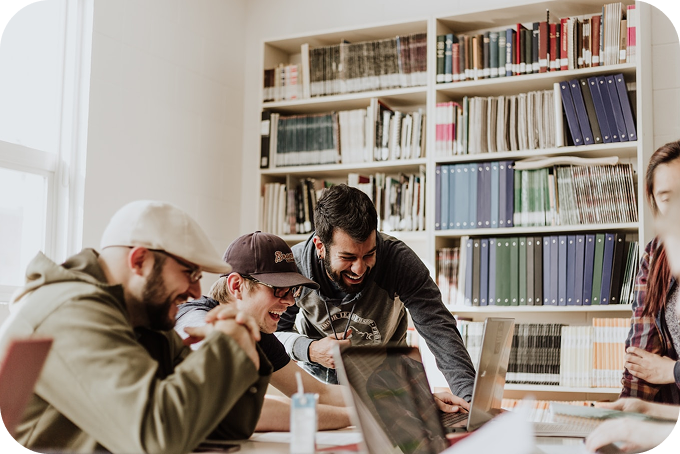 Студенты за ноутбуками